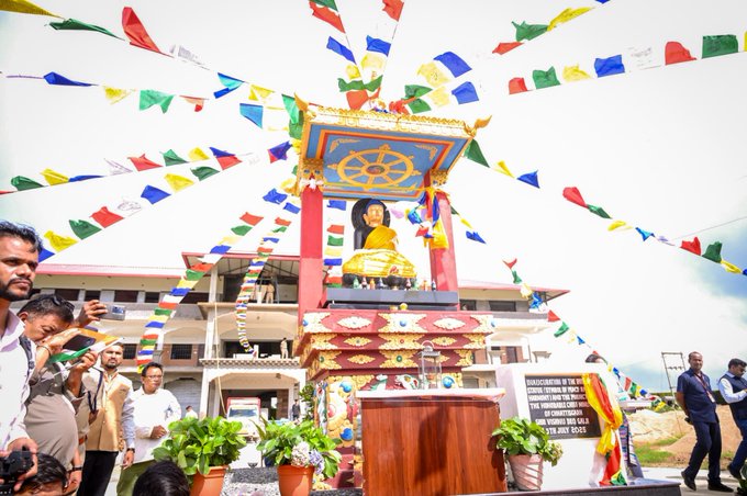 मुख्यमंत्री विष्णु देव साय ने सरगुजा जिले में नवस्थापित भगवान बुद्ध की प्रतिमा का अनावरण किया