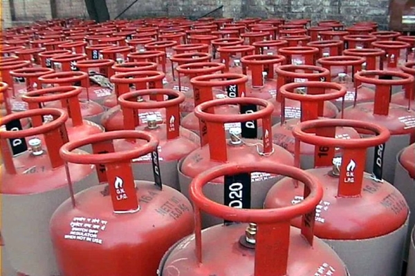नया साल 2025 में कॉमर्शियल गैस सिलेंडर 16 रुपये तक हुआ सस्ता, नई दरें लागू