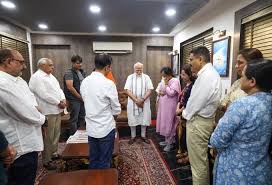 विजय रूपाणी के परिजनों से मिले PM मोदी