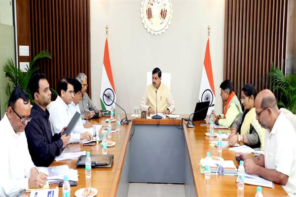 मुख्यमंत्री डॉ. यादव ने की नगरीय विकास एवं आवास विभाग की समीक्षा